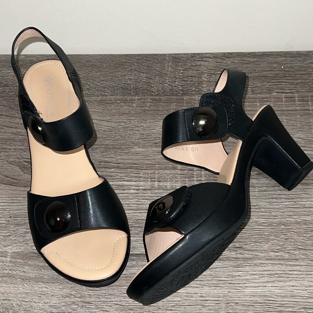 Black sandal with button design